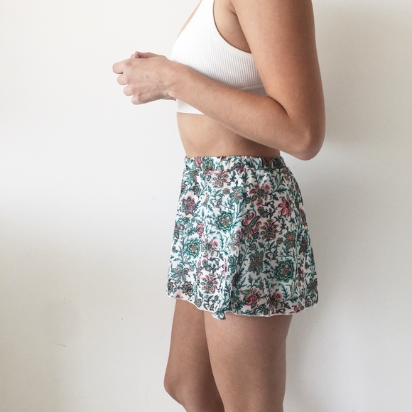 F L O R A L   S H O R T S - Picture 3 of 4